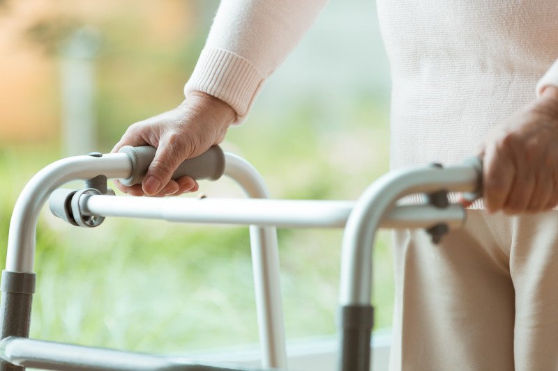 Signora usa un deambulatore durante la riabilitazione post Emiplegia Signora usa un deambulatore durante la riabilitazione post Emiplegia